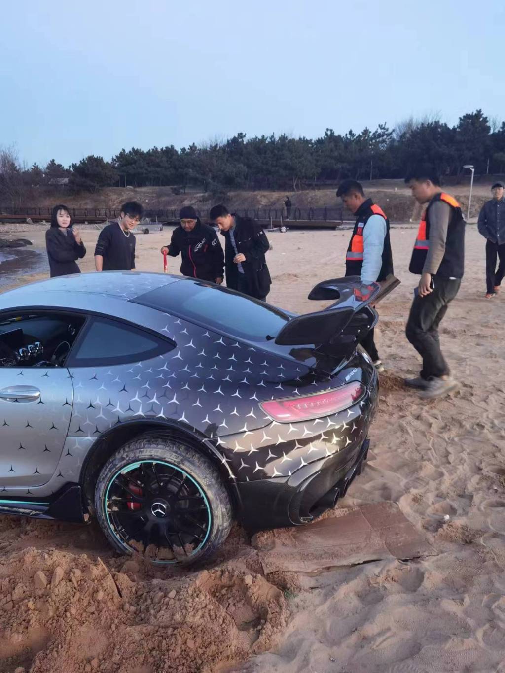 险!青岛一辆百万超跑冲进沙滩,救援队耗时3个小时将车辆拖出