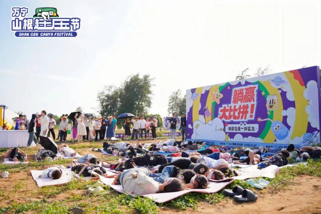 的富硒圣女果,原产并以山根镇水央堀村命名的"水央橘"饮料等展位人头