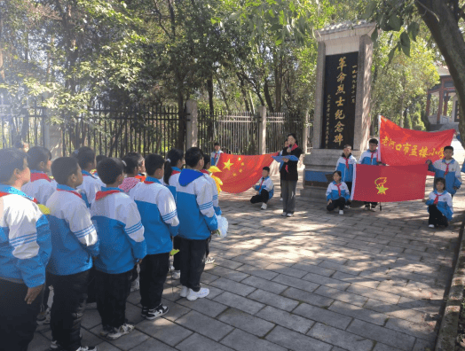 4月1日,宜城市实验小学开展了"我们的节日——清明节"主题教育活动.