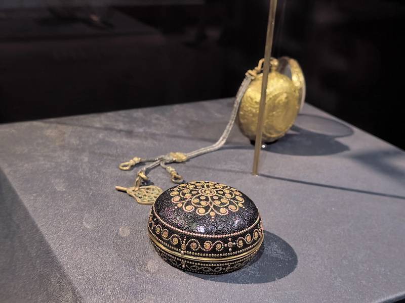 来自故宫博物院的铜镀金壳开光人物像怀表,表盘中心金色百合花图案为