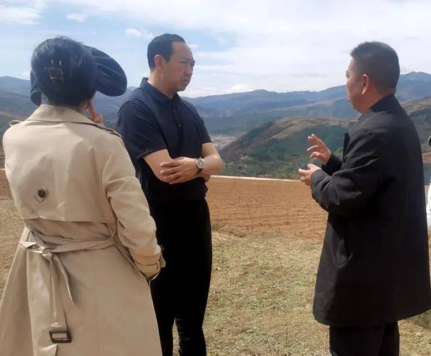 沙马木机一行到依洛地坝镇调研当前重点工作