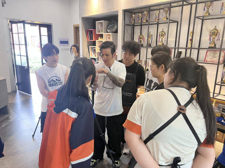 潮声丨女托尼去哪了美发班的18个他和一个她