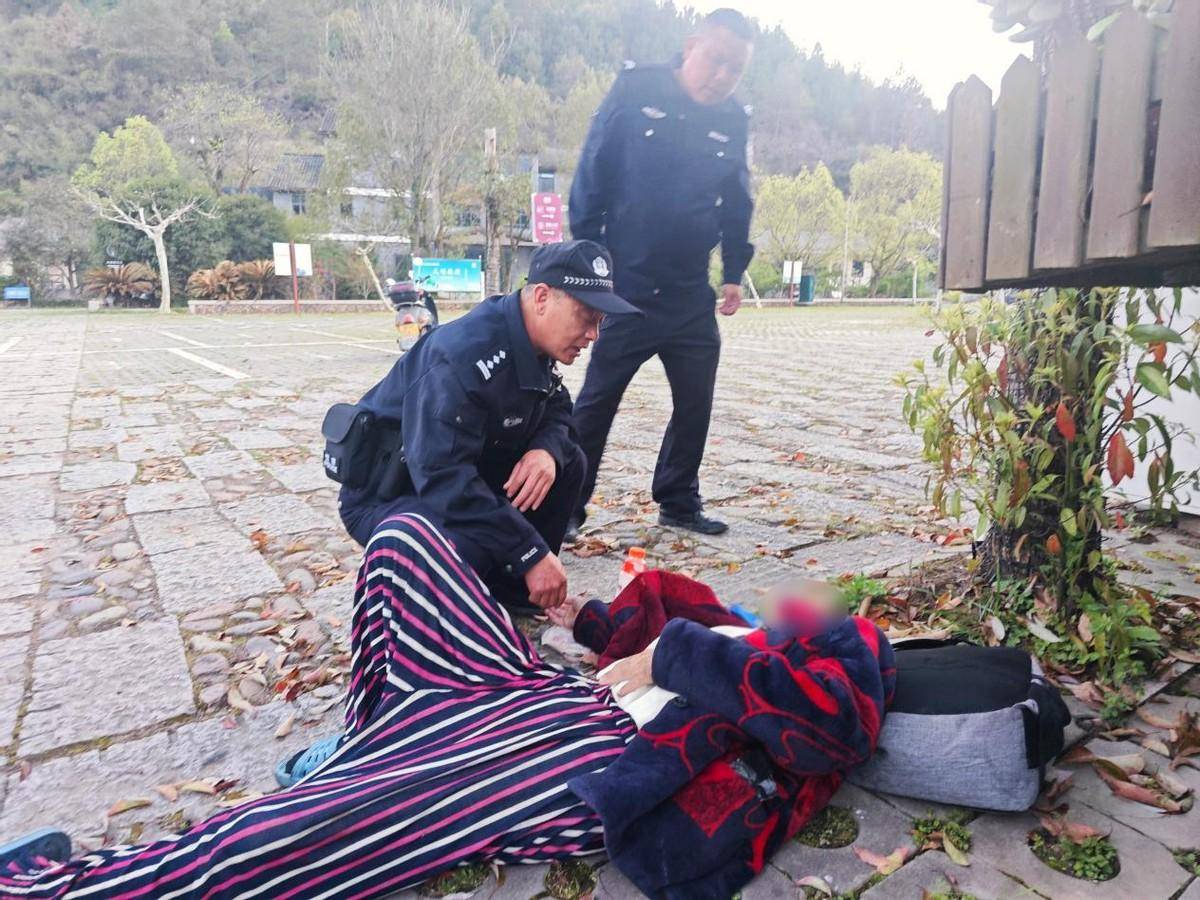 浙江丽水女子患病躺地59岁的老民警很是暖心