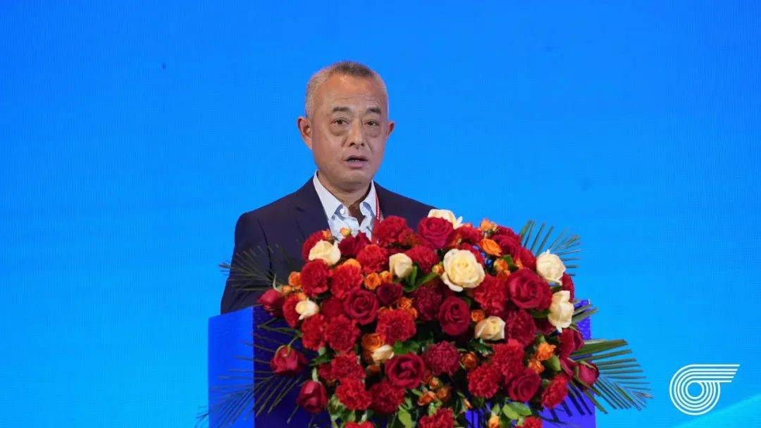 中国铁建大桥局首席专家陈宁贤做主旨报告李爱东副总工程师做主题报告