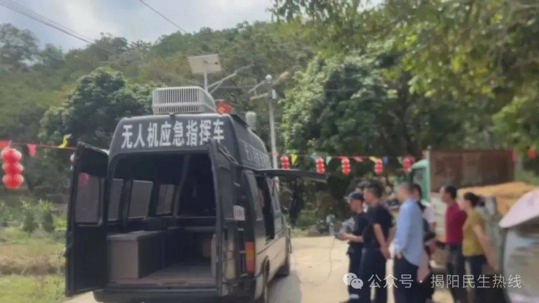迅速派出应急指挥车和三名无人机操控员携带多台无人机前往搜救