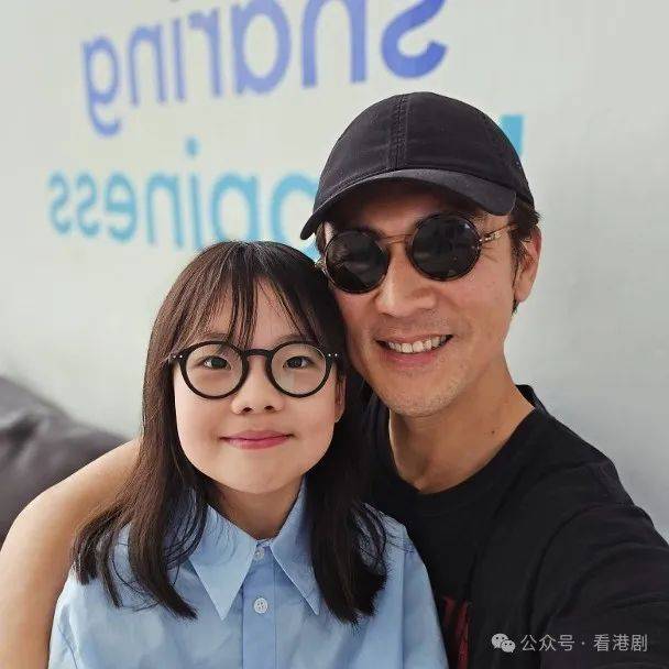 谭俊彦公路爆胎险象环生临危不乱教仔女自救