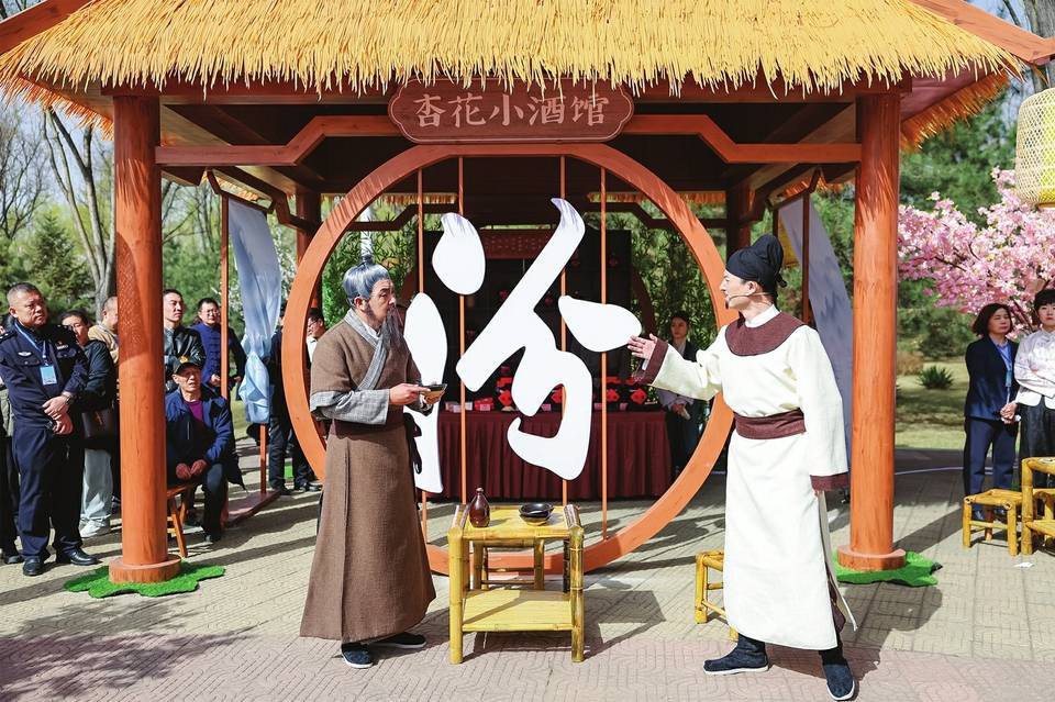 阳春三月,春风唤醒了大地的芬芳,杏花村里杏花盛开,白中透粉,粉中透紫