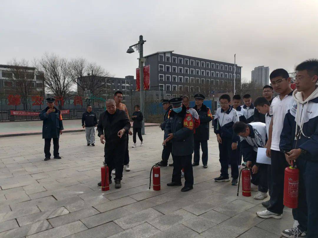居安思危鸣警钟防范未燃保平安大同一中北校开展灭火器实操演练活动