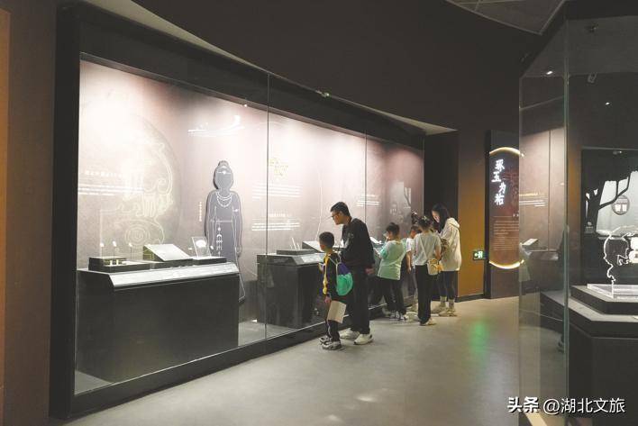 天门市博物馆藏玉神人头像 天门市博物馆藏玉团凤 石家河遗址出土