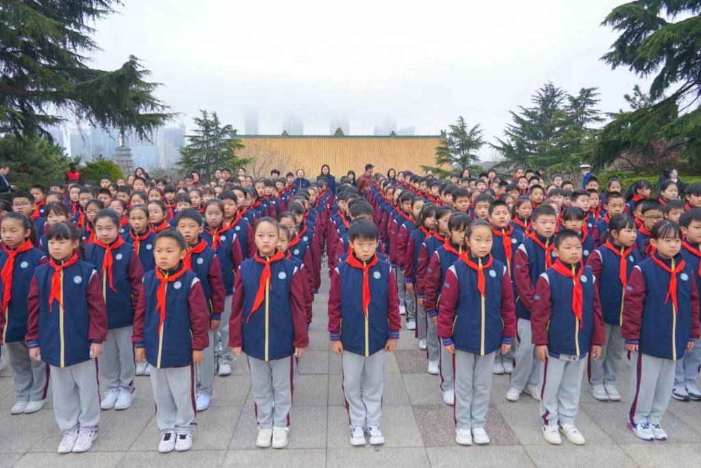 清明祭英烈传承英雄志青岛南京路小学少先队员缅怀革命先辈