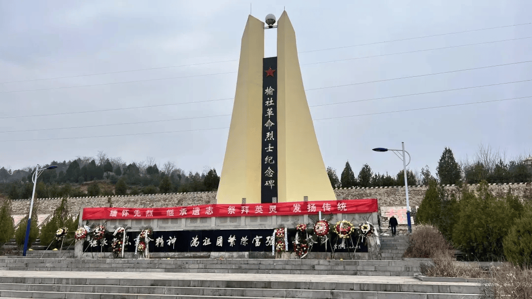 榆社为烈士墓碑描金让烈士英名永存烈士墓碑添红描金志愿活动