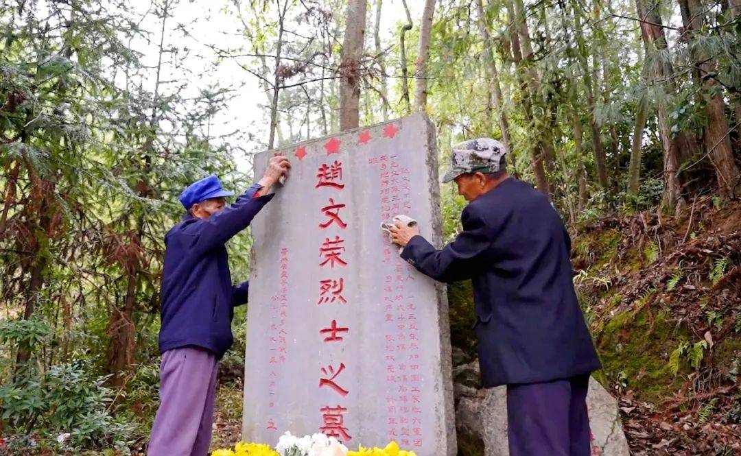 至此,邹家人已经为这座红军墓坚持祭扫了88年,"先祭英烈,再拜祖宗"的