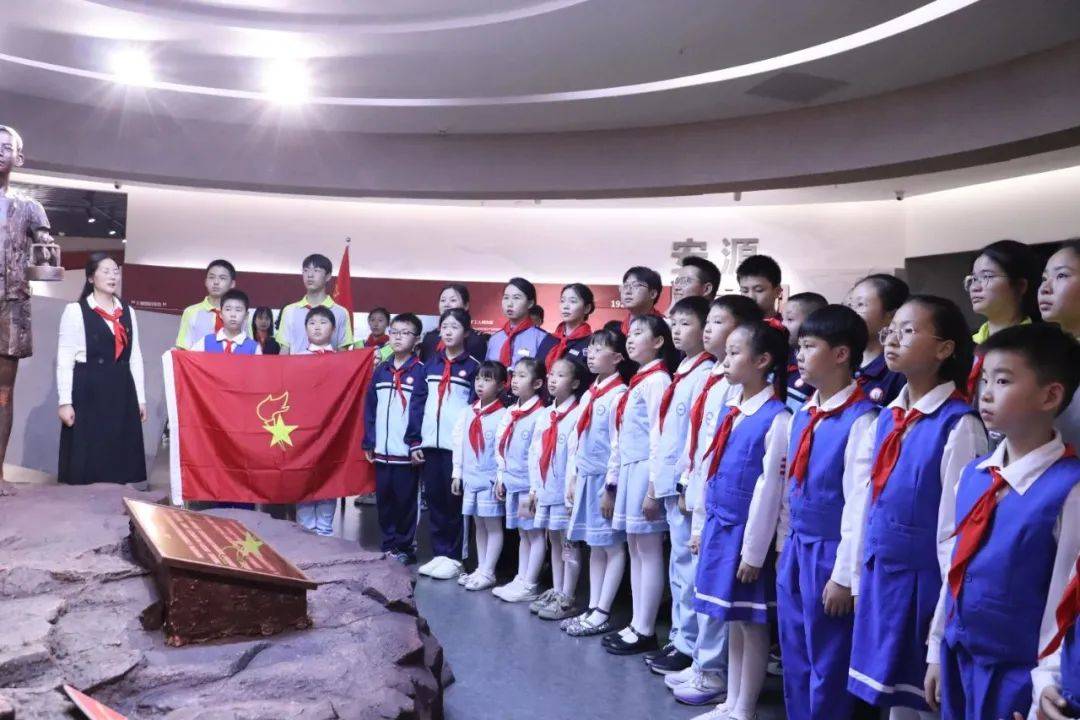 们与江西省萍乡市安源区第二学校黄静源中队,吴运铎中队队员们汇合,一