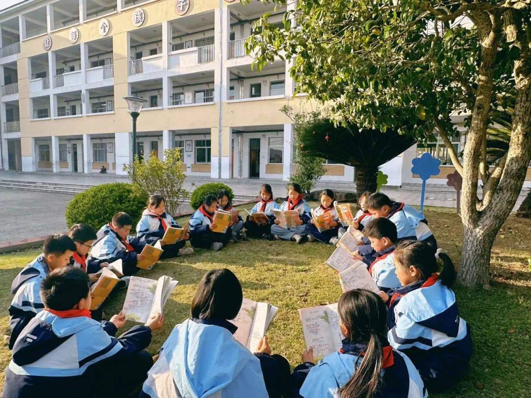 天台县平桥镇中心幼儿园孩子们用自己的巧手,将春天的美编织成一个个