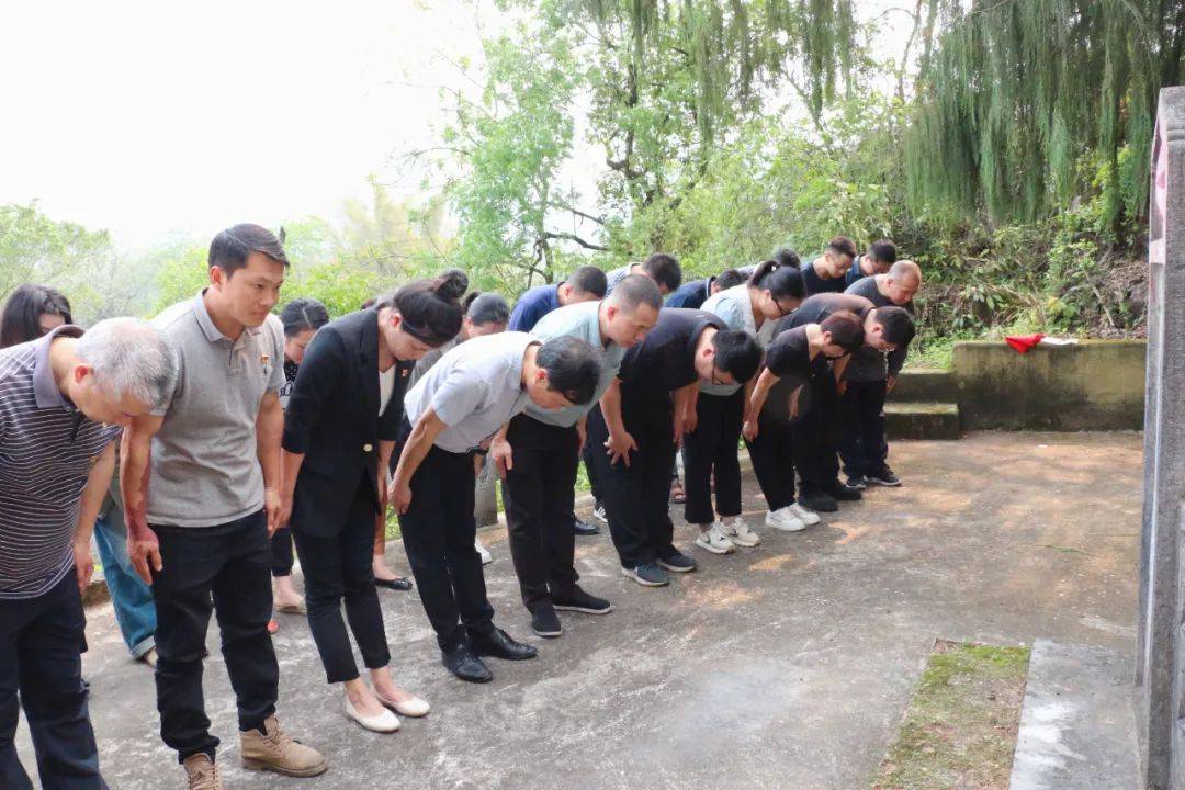 我们的节日清明福利镇开展缅怀革命先烈祭扫烈士墓活动