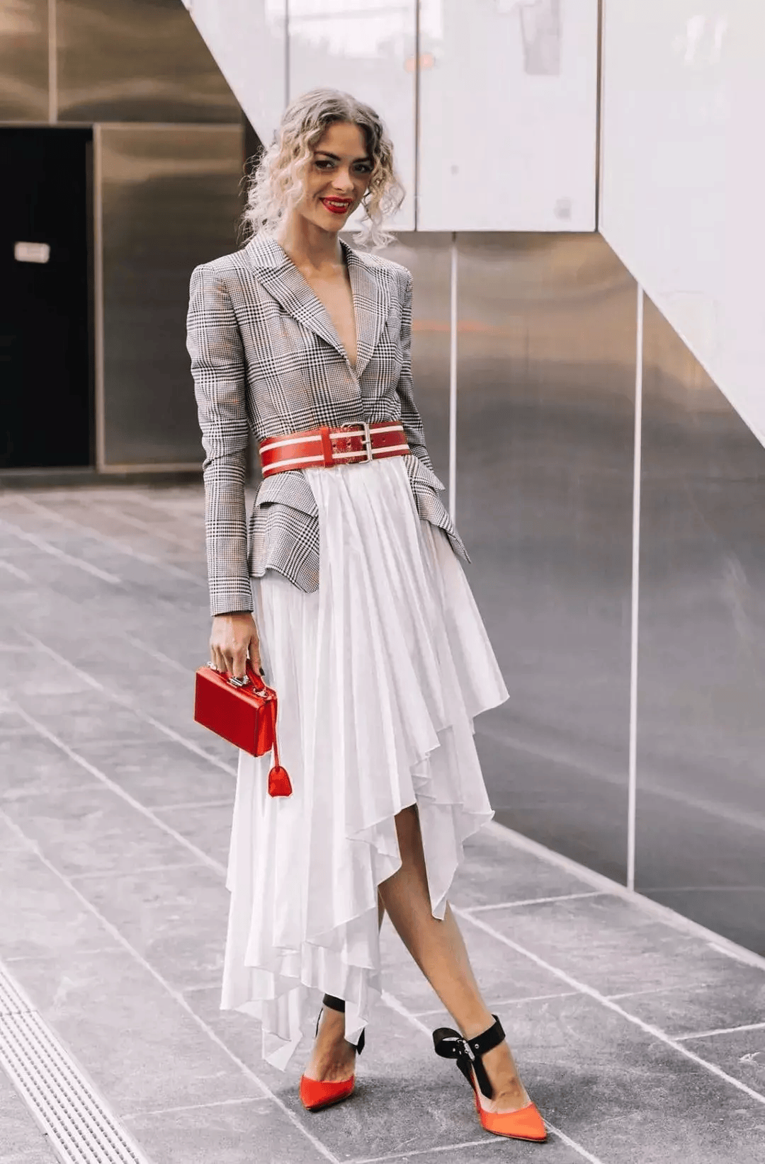 少女型风格是小版型,强调圆润曲线感,讲究柔美精致,突出女性化特征,很