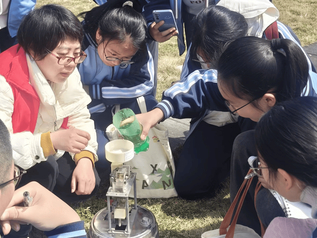 同学们近距离观察了温湿度百叶箱,降水现象观测仪,蒸发器,风塔,能见度