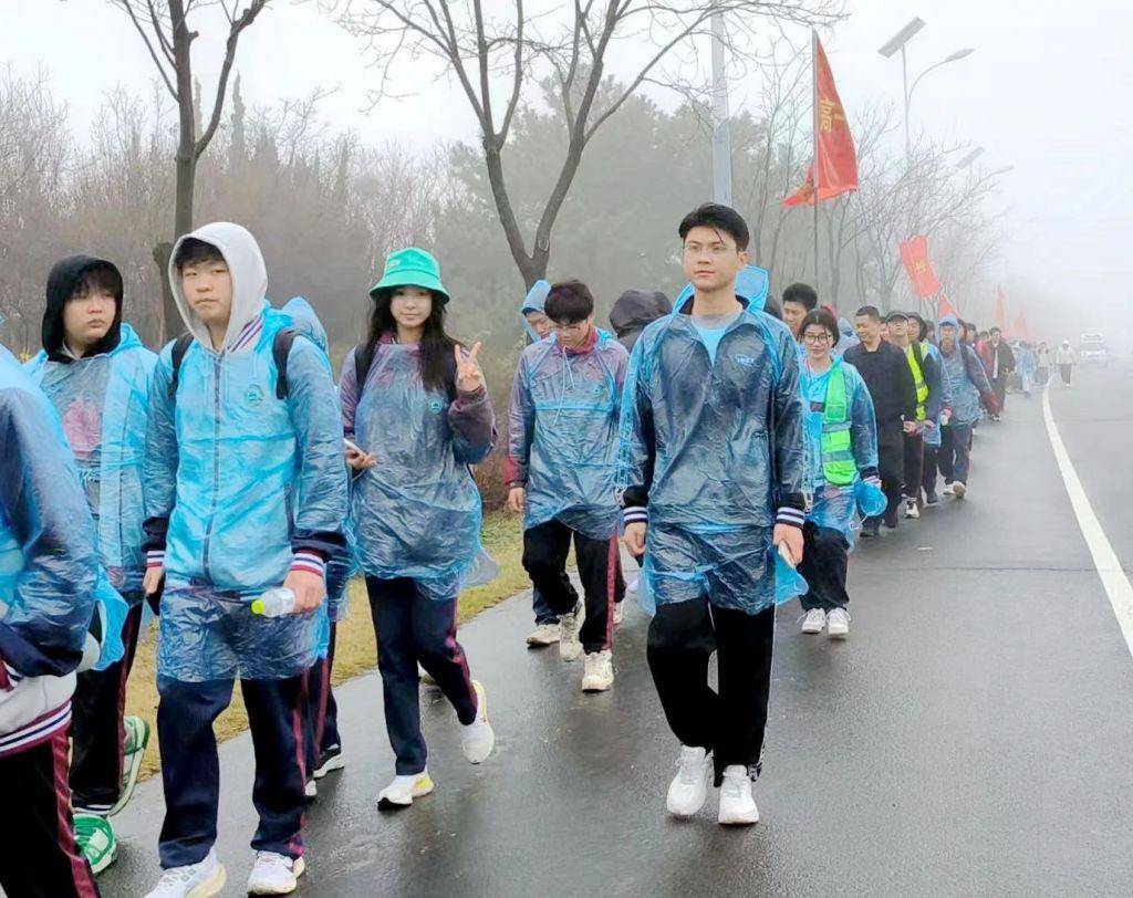 65公里远足丨青岛昌乐二中高级中学学子用脚步丈量青春
