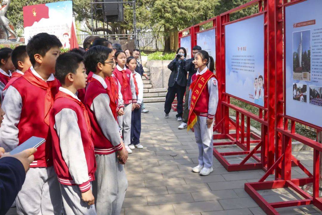2024年首都少先队员清明祭英烈活动暨首都少年先锋岗启动仪式举行