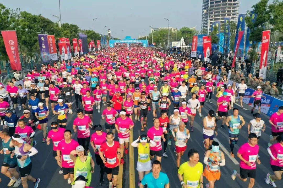 你奔跑我护航2666名志愿者助跑荆马