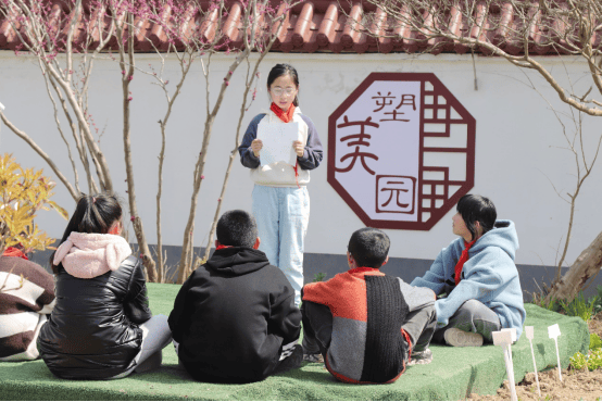 垦南小学清明节前夕,垦南小学组织部分师生与驻丰部队代表一起来到