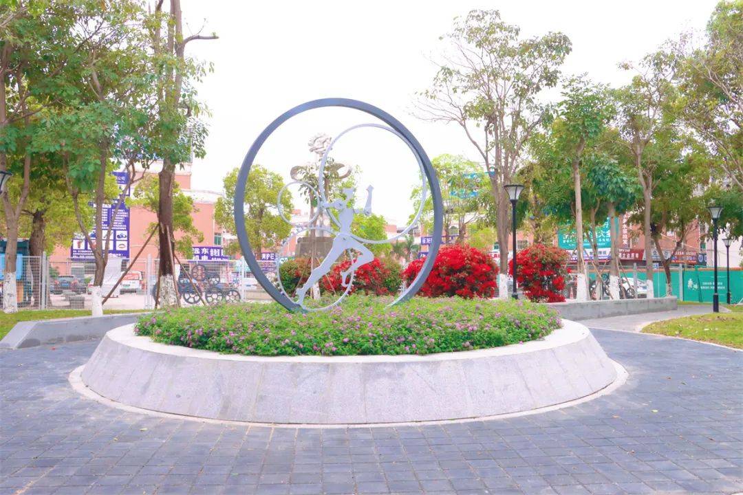 公园入口处,一座融入五金元素设计的雕塑以独特的造型成为视觉焦点