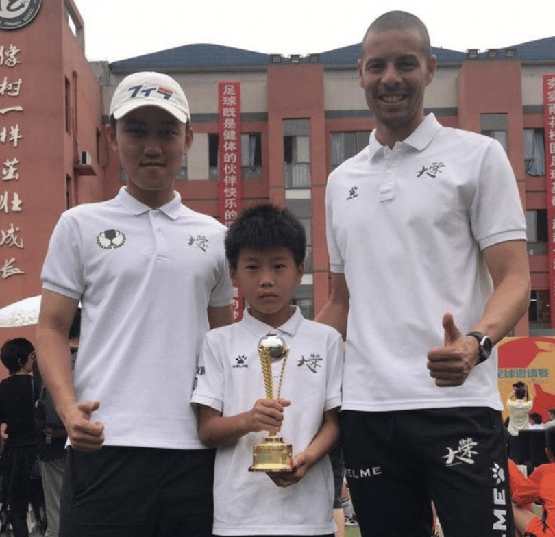 欧阳嘉鑫(中)与dj(右)而更多的孩子们或许未来不会走上职业足球的