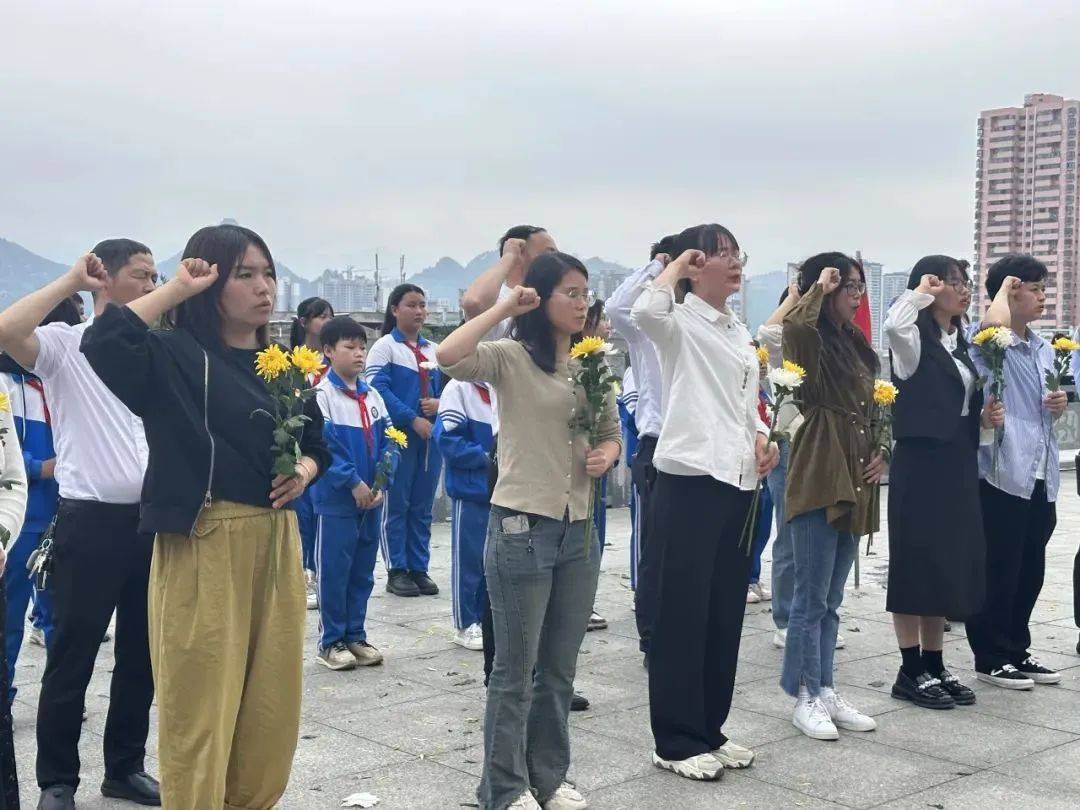 高楼坪中学4月1日,高楼坪民族中学组织团员代表,学生会成员前往万山区