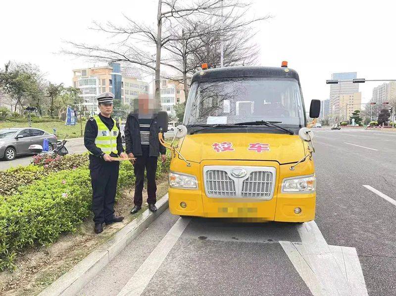 注意这样的黑校车你放心让孩子乘坐吗惠安公安交警严查