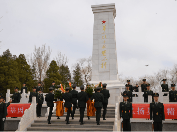 缅怀革命先烈"清明祭英烈活动在市人民公园革命烈士纪念碑前举行
