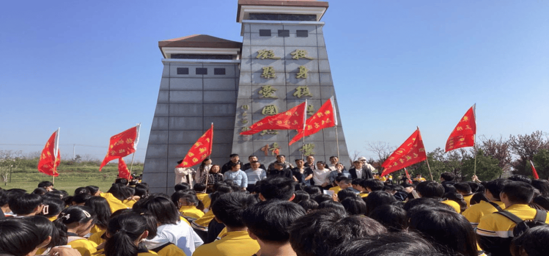 3 月29 日,新洲区第二中学组织1000 余名师生,来到仓埠街林家大湾的墩