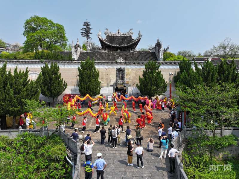 4月2日,永州市零陵区在东山景区广场举行