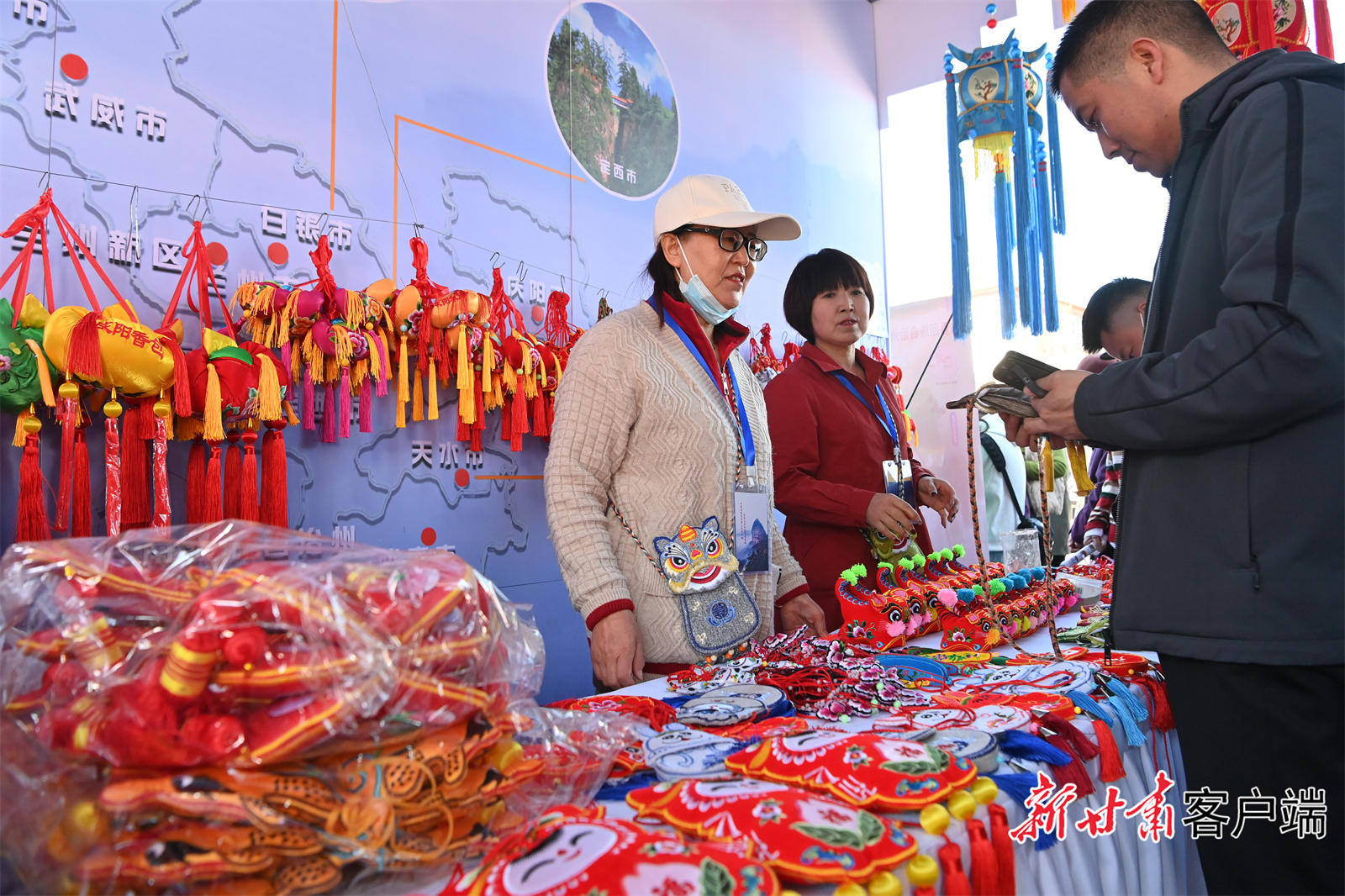 我省非物质文化遗产组团亮相天水文旅融合讲好非遗传承发展的甘肃故事