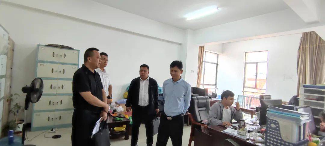 4月3日,县委副书记,县长邓世武到威远镇督导调研"五经普"工作并召开