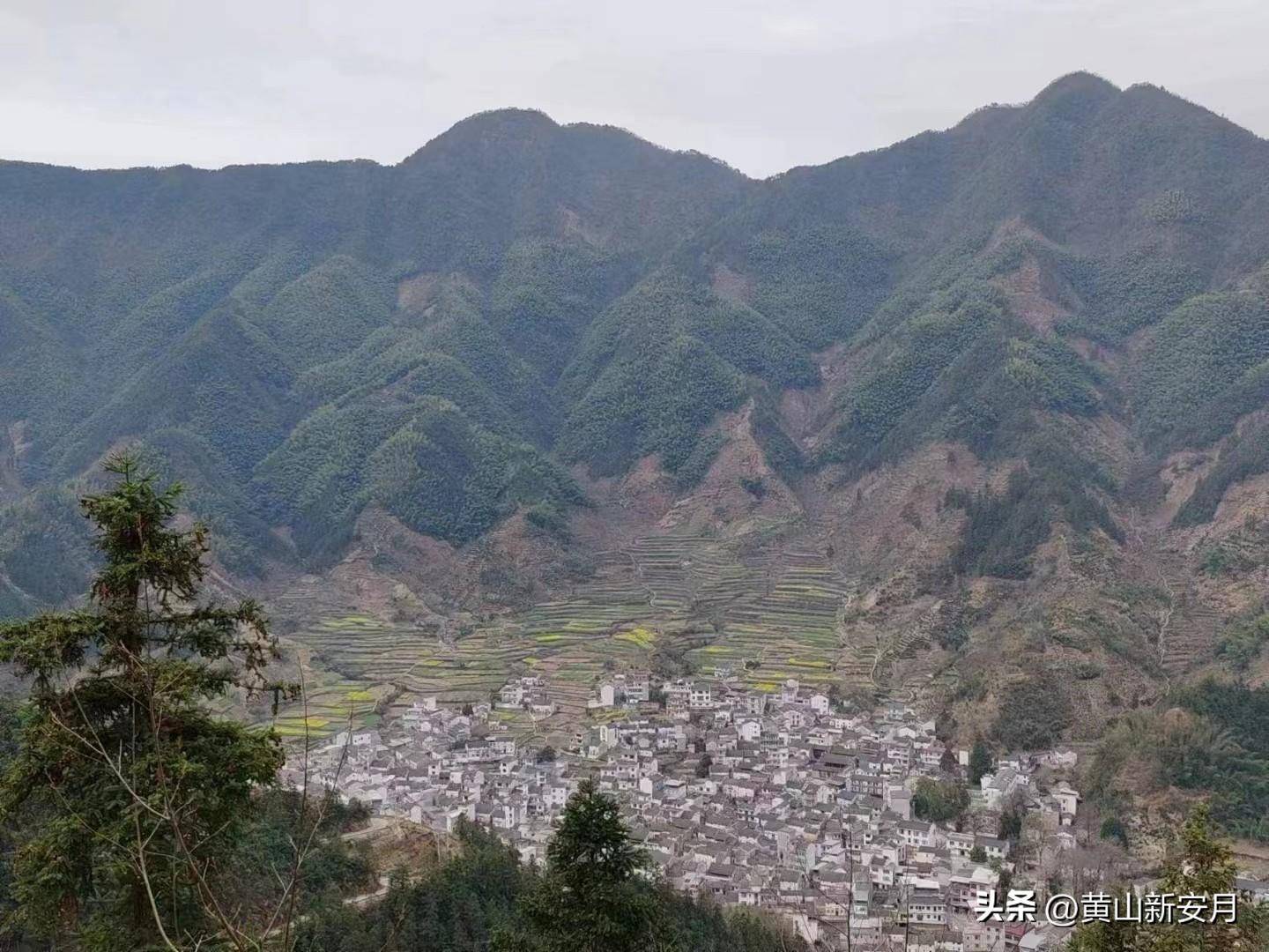 站在高高的山岗上,千年古村落英坑尽收眼底,绵延不绝的群山,云雾缭绕