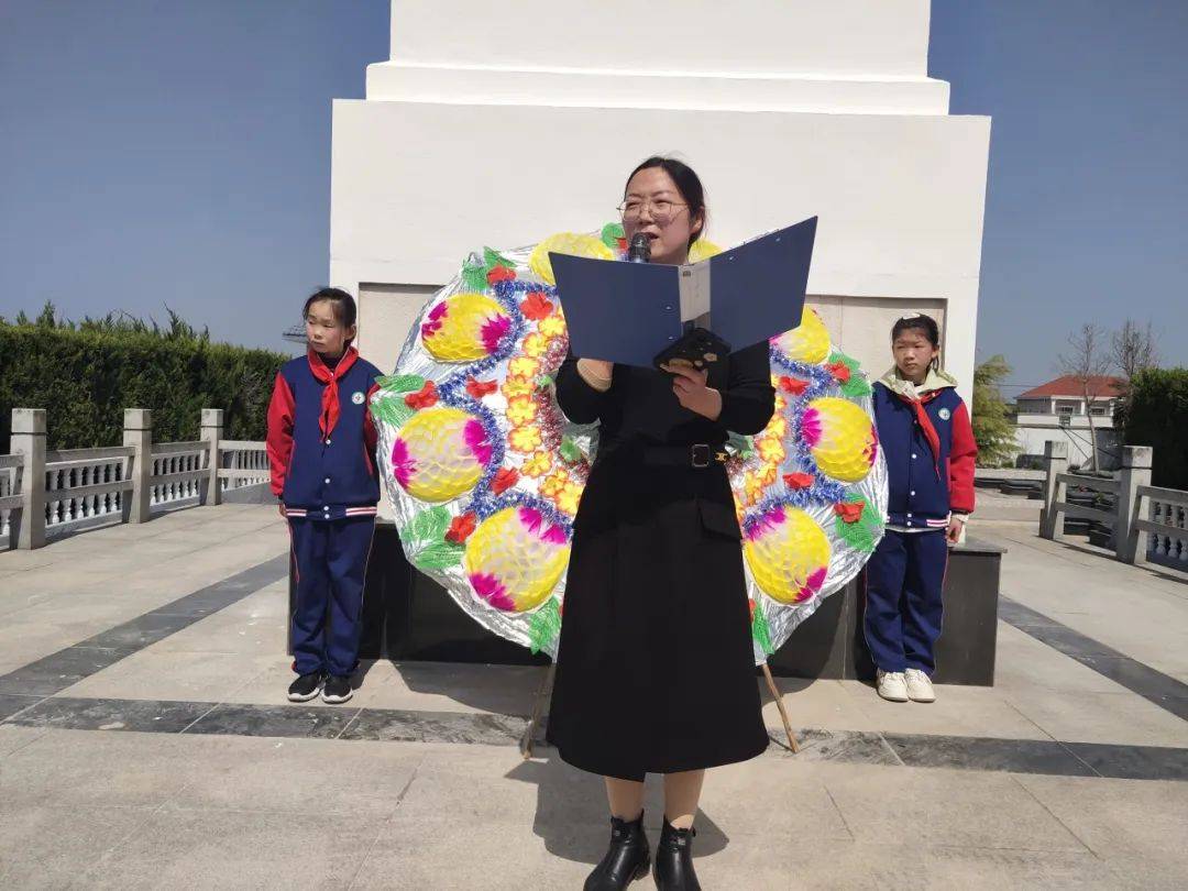 渔业小学,丰富小学4月1日,渔业小学和丰富小学师生来到丰富革命烈士
