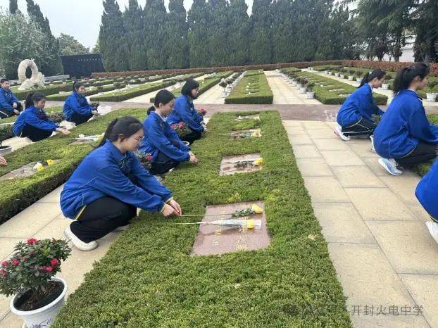 开封市各级少先队组织开展清明节缅怀先烈活动