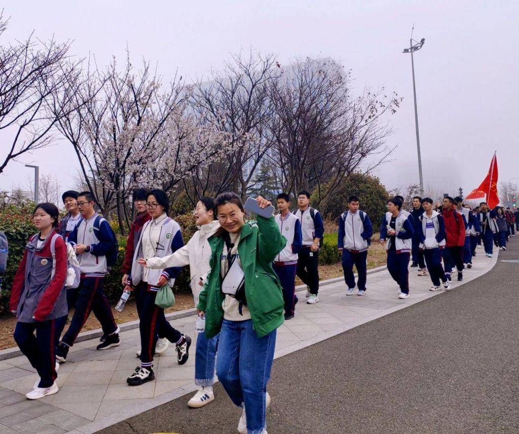 65公里远足丨青岛昌乐二中高级中学学子用脚步丈量青春