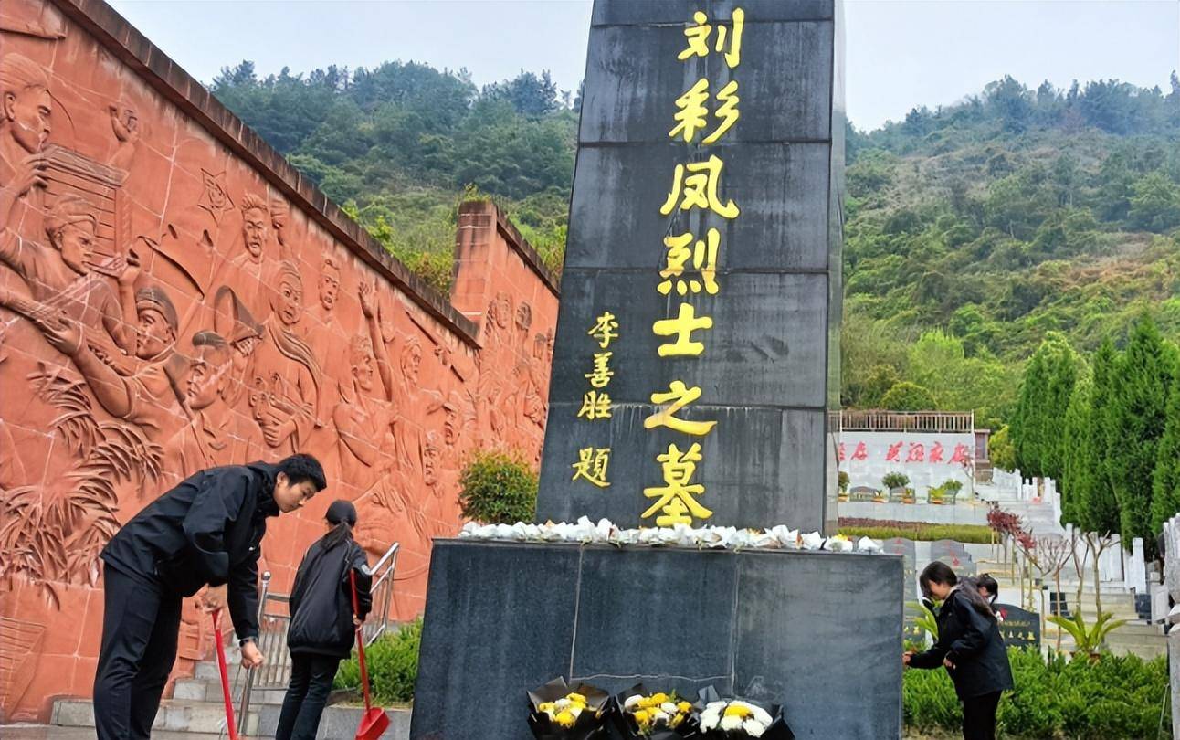 勉县二中举行清明祭英烈主题教育