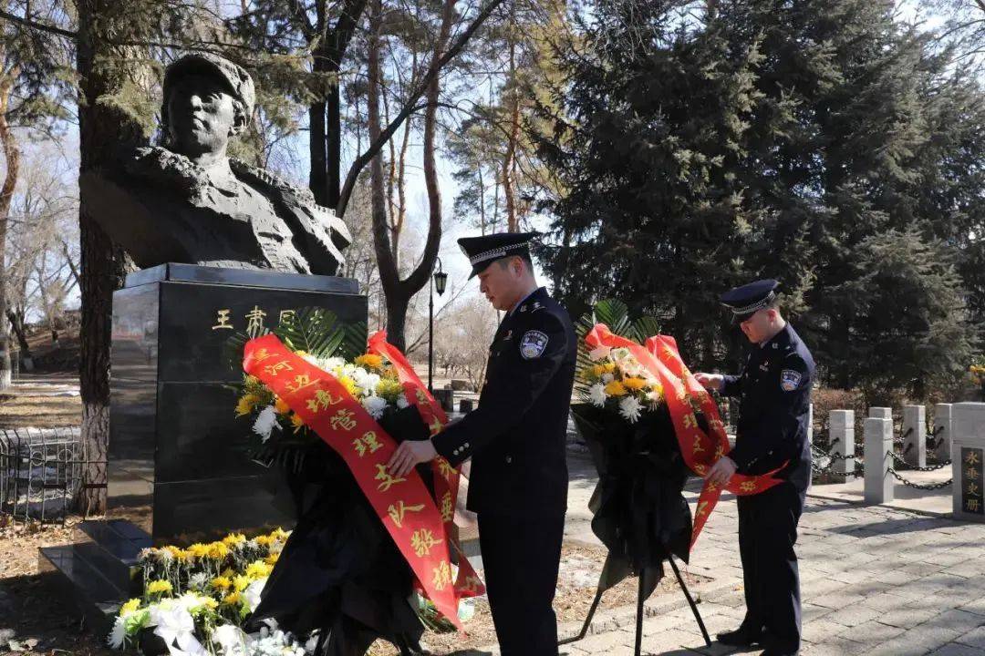 图为内蒙古边检总站乌力吉边检站移民管理警察到阿拉善革命烈士陵园