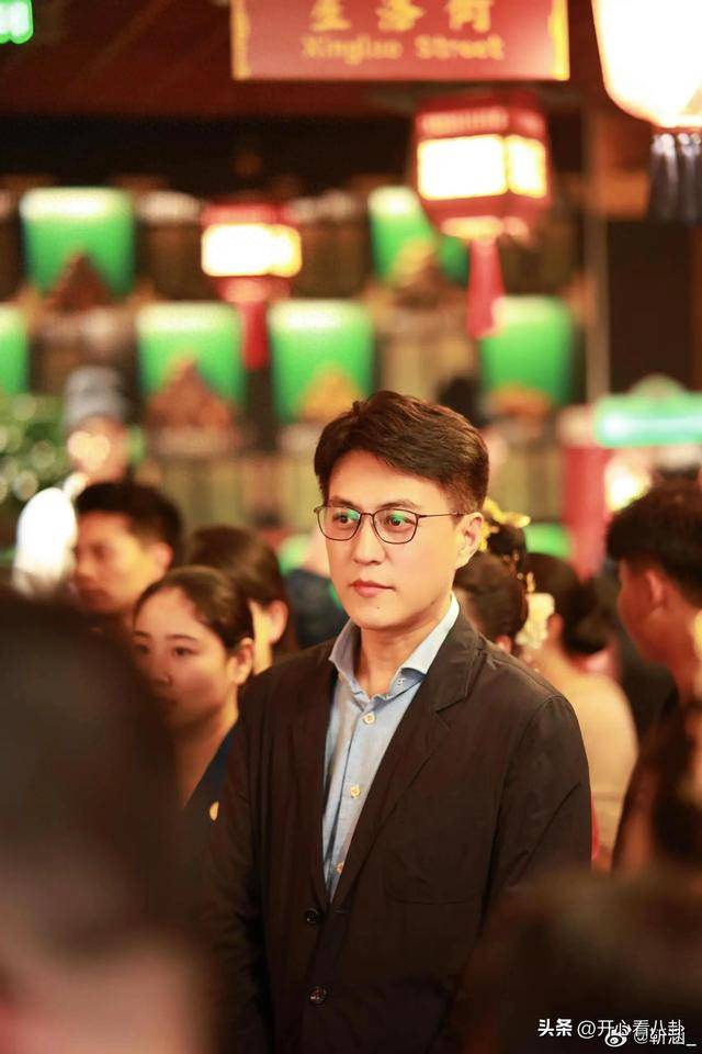 靳东穿了天蓝色衬衣,一身藏蓝色西装,戴着黑框眼镜的他,好似是大领导