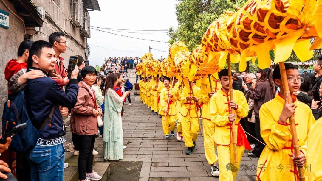 火上央视清明假期首日崇州旅游市场人气火爆