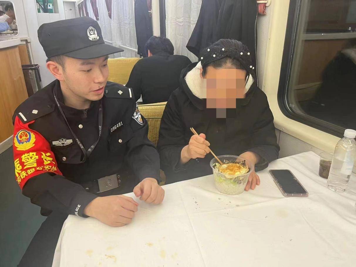 当日下午13时,正在等待k267发车的两名乘警接到电话称,有一名购买该