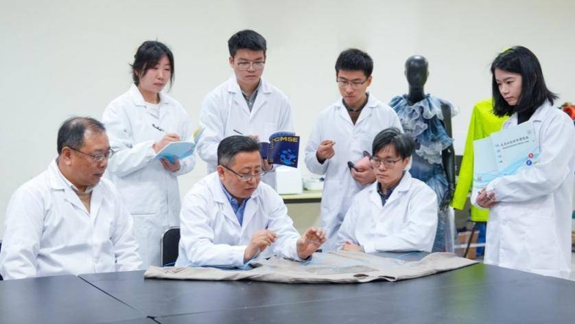 我国科学家成功研发出无需插电的发光发电纤维