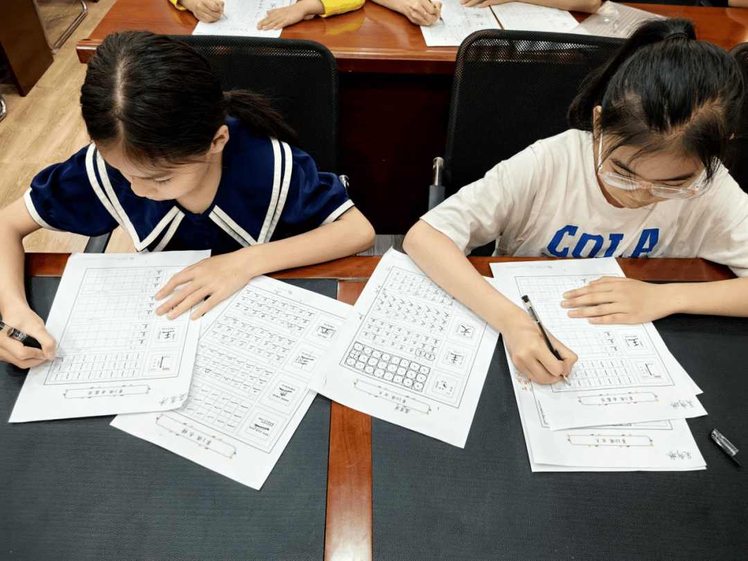 030201在练字过程中胡老师还耐心的为伙伴们逐一的纠正错误,使大家的