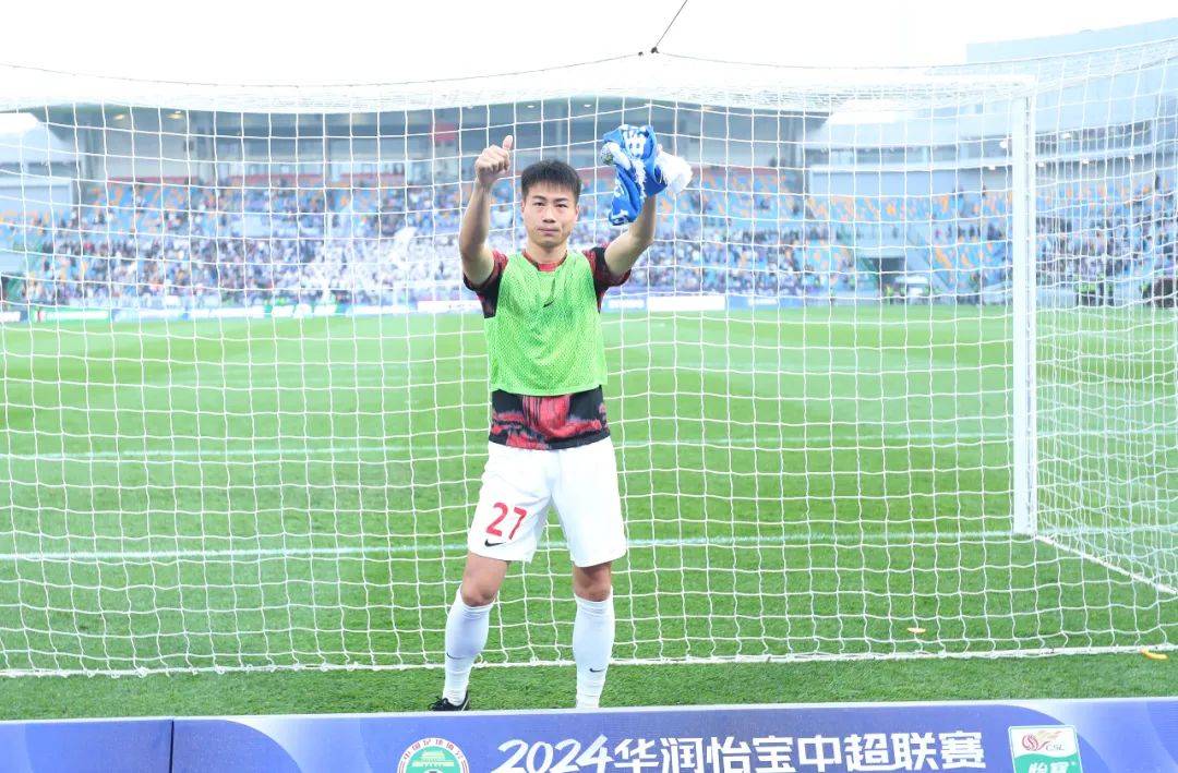 比赛结束后,杨帆绕场一周,向天津球迷对他的支持表示感谢.