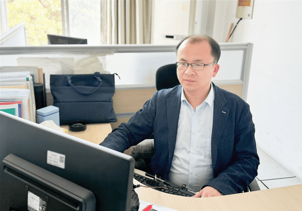 黎建华倾注三心育人路上步履不停优秀班主任风采