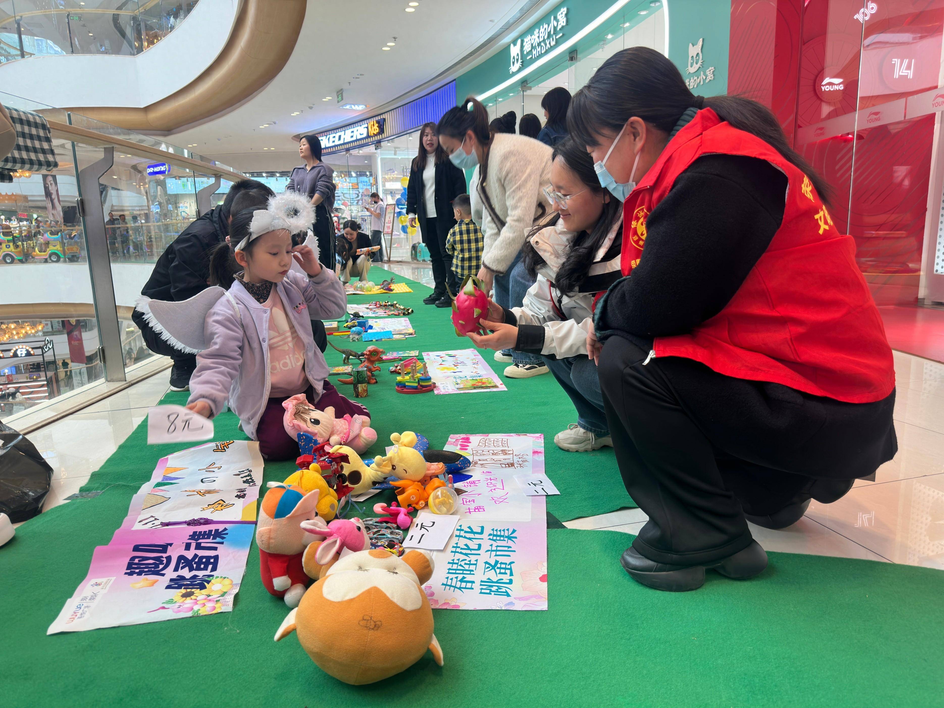 荥阳市京城路街道举行"文博之家 快乐童年"儿童跳蚤市场活动