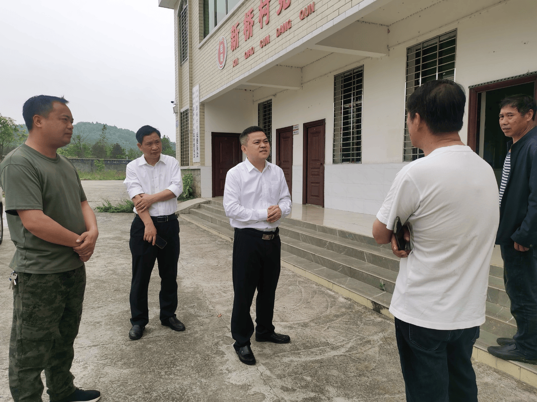 新桂阳4月3日讯(记者 邓超玮)今天上午,县委书记巫初华深入村组调研"
