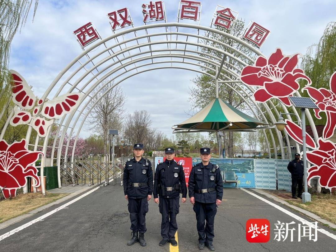 车巡相结合的方式,在安峰山烈士陵园,西双湖景区及城区主要路段,繁华